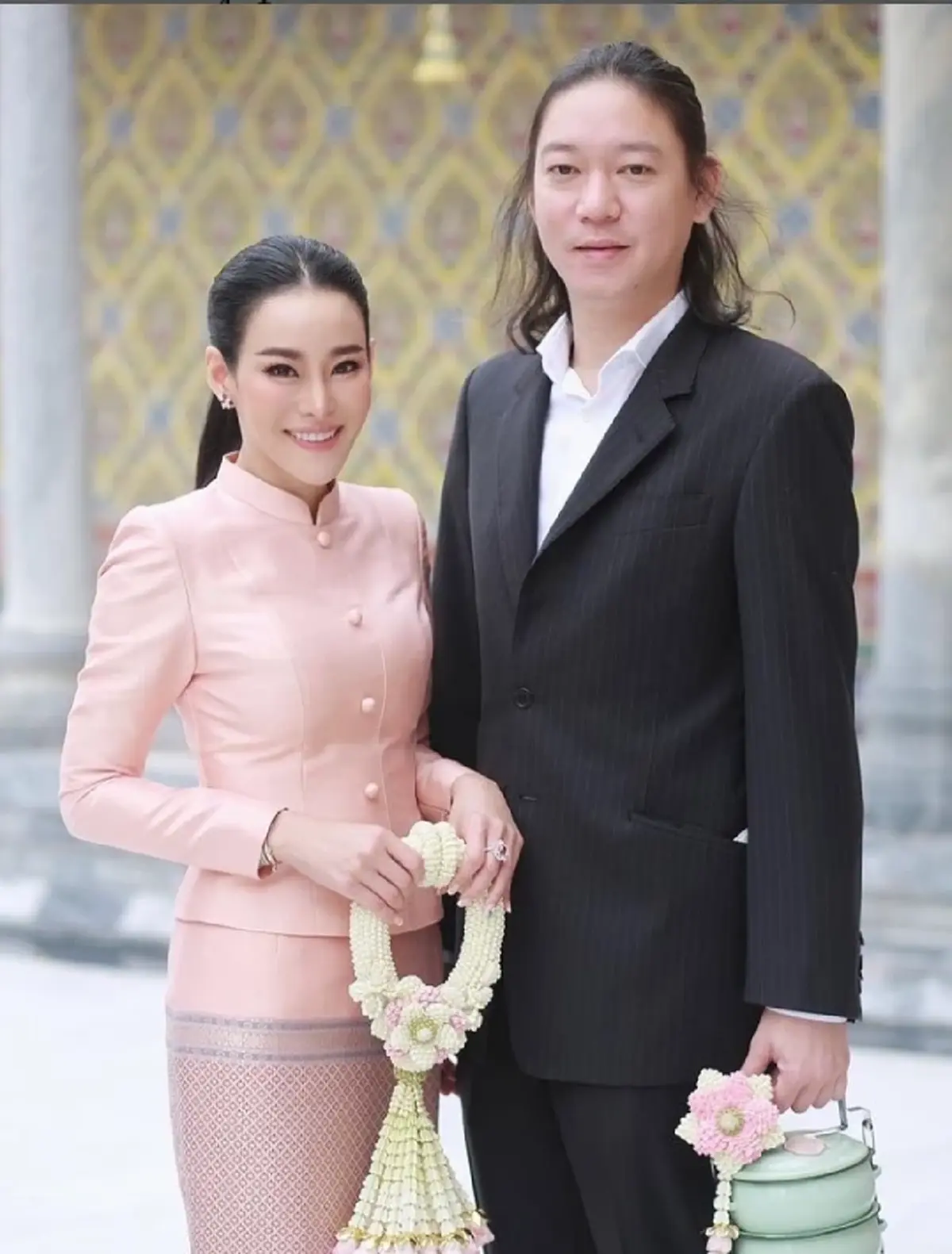 หนิง ปณิตา พูดไม่ออกสามี จิน  ใส่กางเกงขาดไปรับลูกสาวที่โรงเรียน