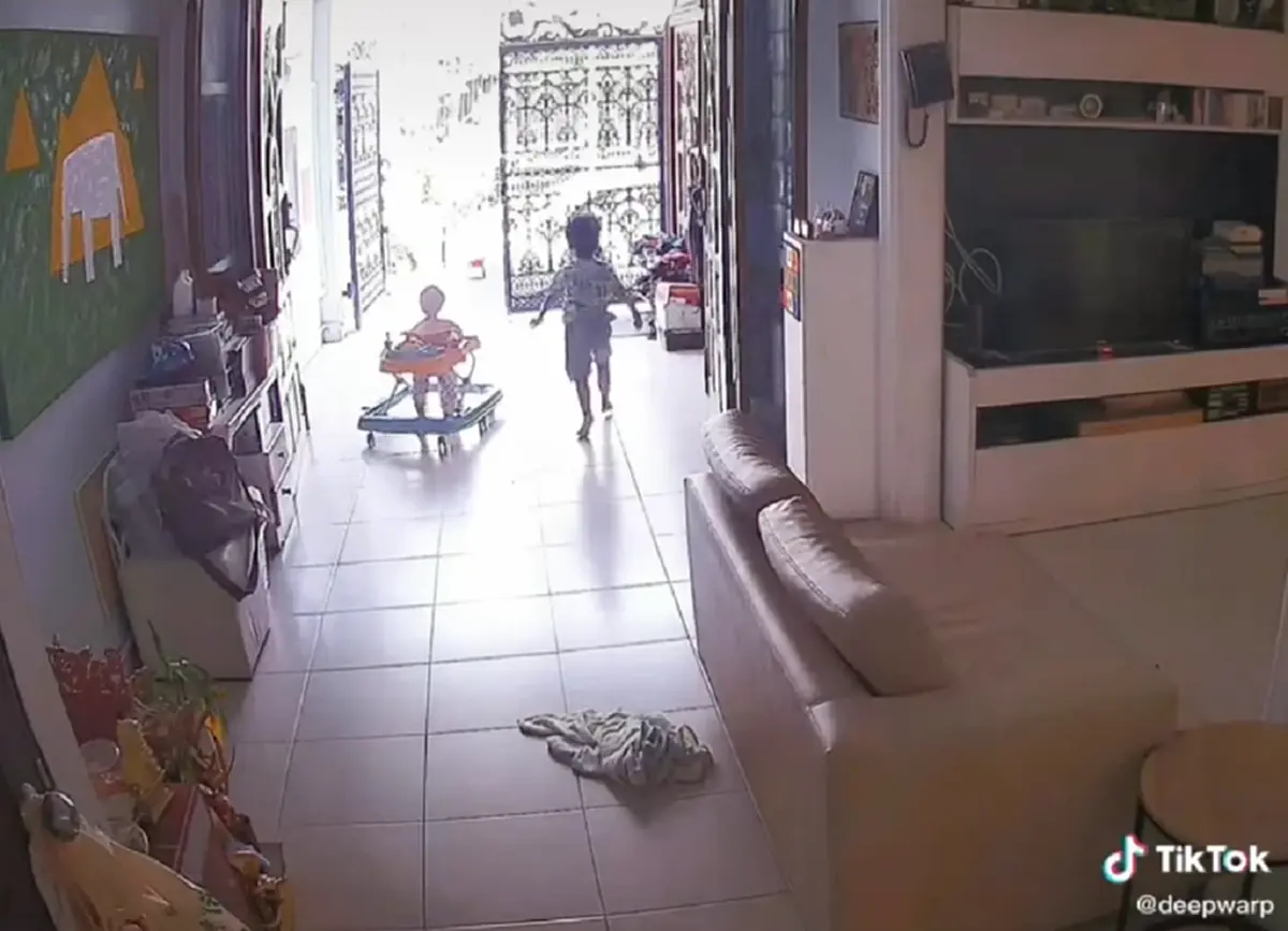 เปิดวินาทีเด็กหัดเดิน กำลังตกบันไดหน้าบ้าน แต่ได้พี่ชายฮีโร่ ช่วยไว้ทัน