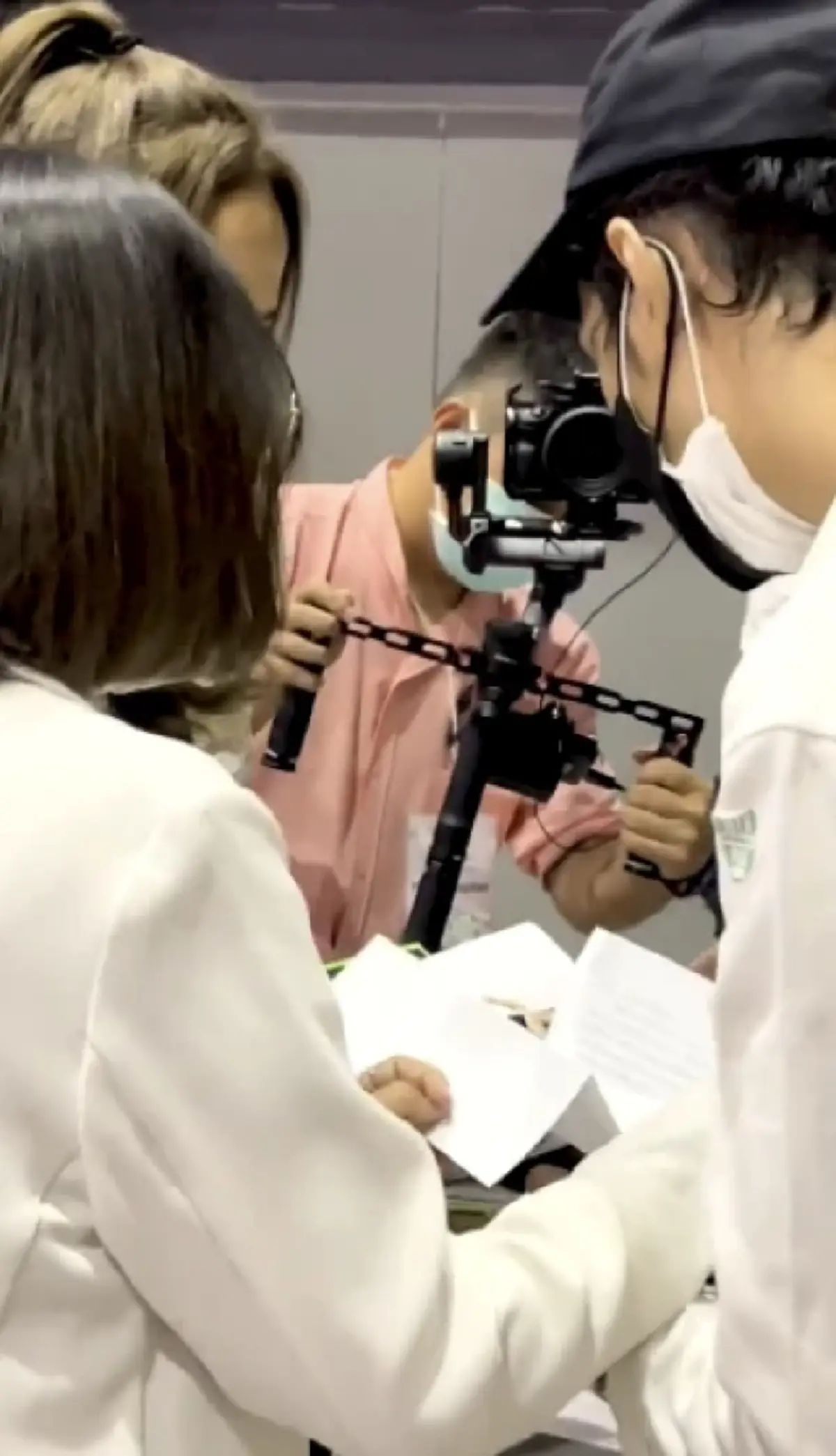 ทัวร์ลง ญาตินักร้องดัง บุกหา “เบิร์ด” กลางงานไว้อาลัย “แตงโม” ก่อนยื่นของให้