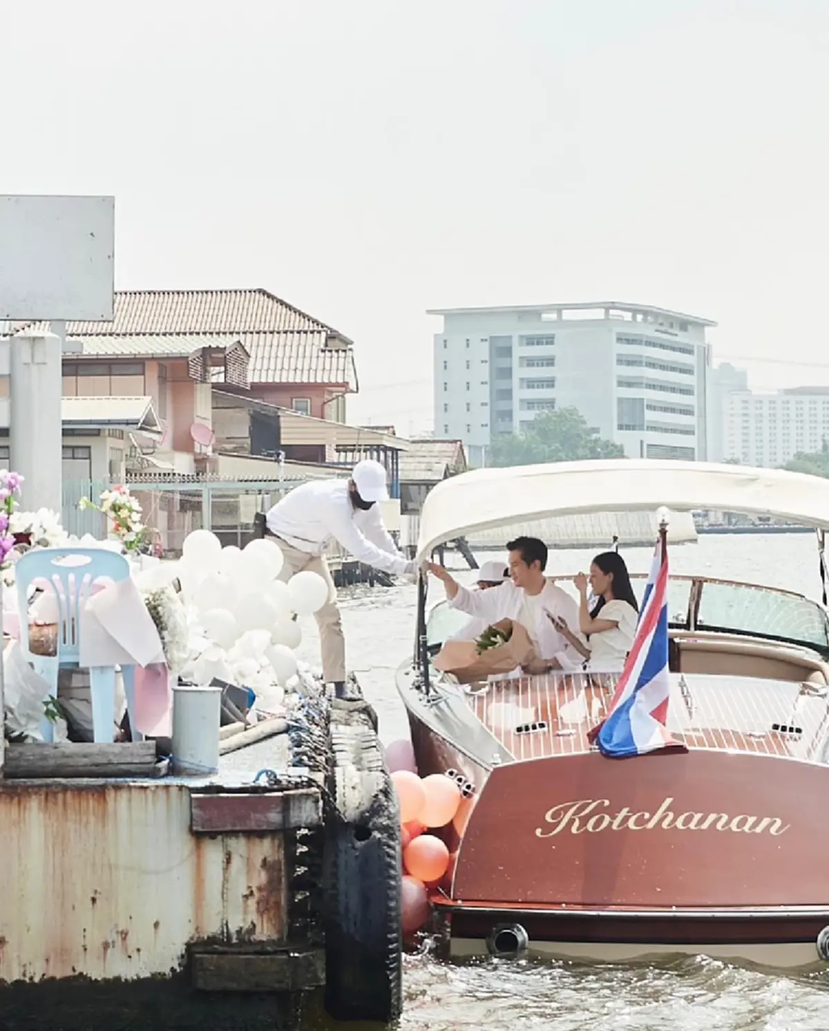 แต๊งค์ พงศกร  นั่งเรือโปรยดอกไม้ แม่น้ำเจ้าพระยาจุดพบร่าง อดีตคนรัก แตงโม นิดา