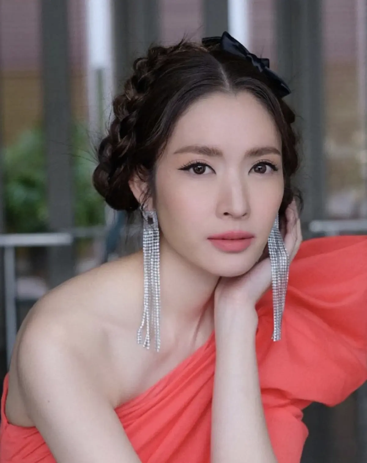 เปิดภาพล่าสุด แอฟ ทักษอร ในชุดเว้าหลัง