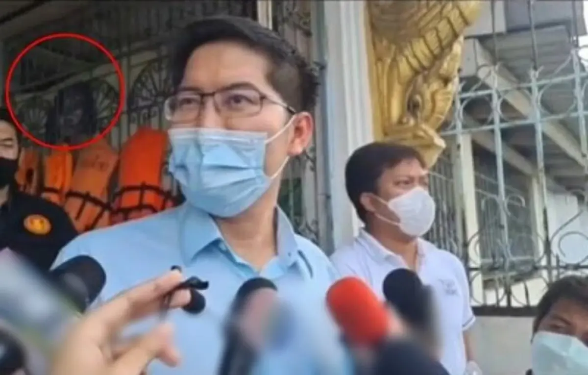 แห่ซูมภาพข้างหลัง เต้ มงคลกิตติ์ ขณะลุยหาวงจรปิดทวงความยุติธรรมให้ แตงโม 