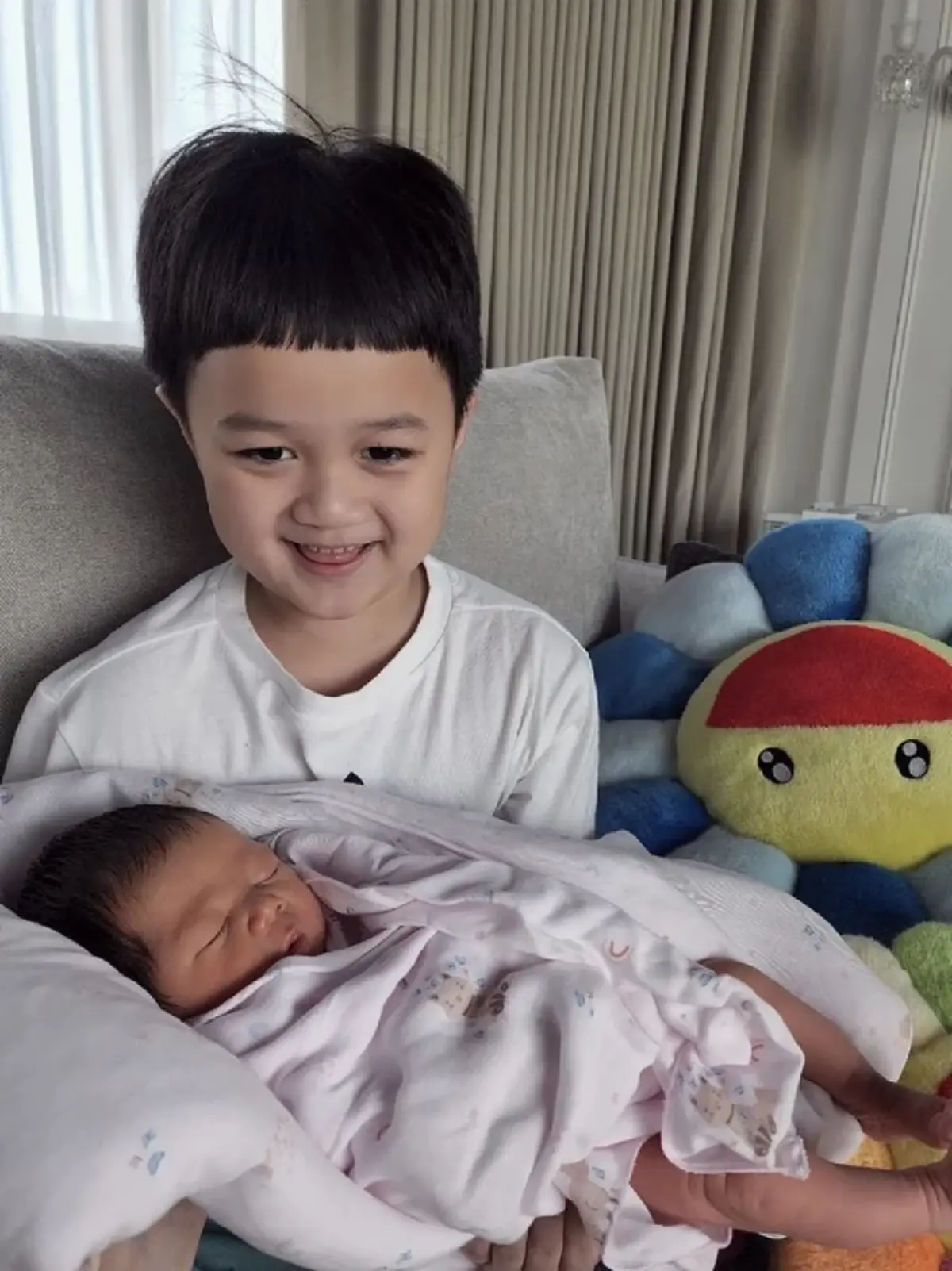 เฉลยแล้ว น้องแอบิเกล ลูกสาวหมื่นล้าน ชมพู่-น็อต หน้าเหมือนใครชัดเป๊ะ