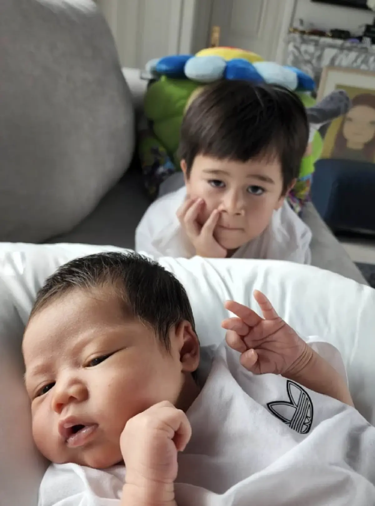 ชมพู่ อารยา โพสต์ภาพลูกสาว น้องแอบิเกล ในอ้อมกอดของพี่แฝด สายฟ้า-พายุ / น้องแอบิเกล ทายาทหมื่นล้าน 