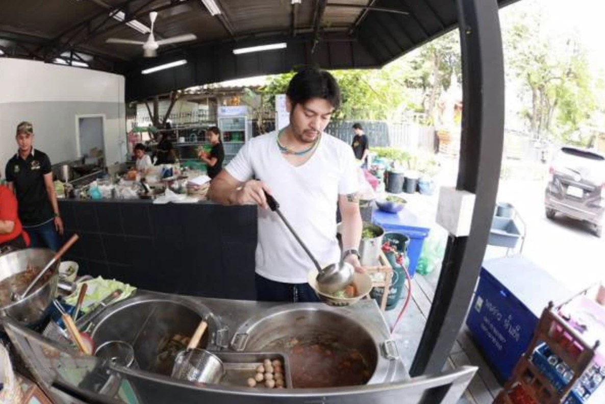 ต๊อด ปิติ  ทายาทสิงห์ ขายก๋วยเตี๋ยว 