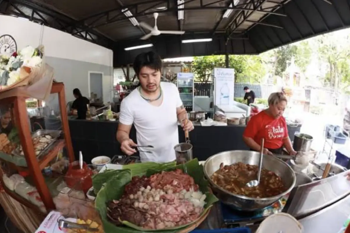 ต๊อด ปิติ  ทายาทสิงห์ ขายก๋วยเตี๋ยว 