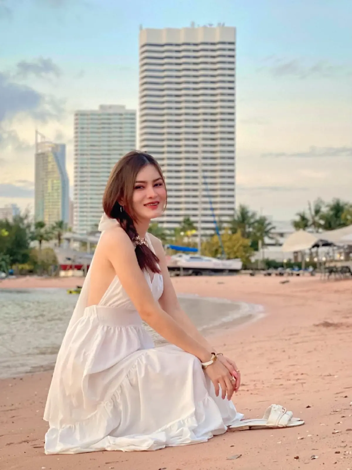 เอ๋ มิรา ขึ้นป้ายโฆษณา คลินิกศัลยกรรม