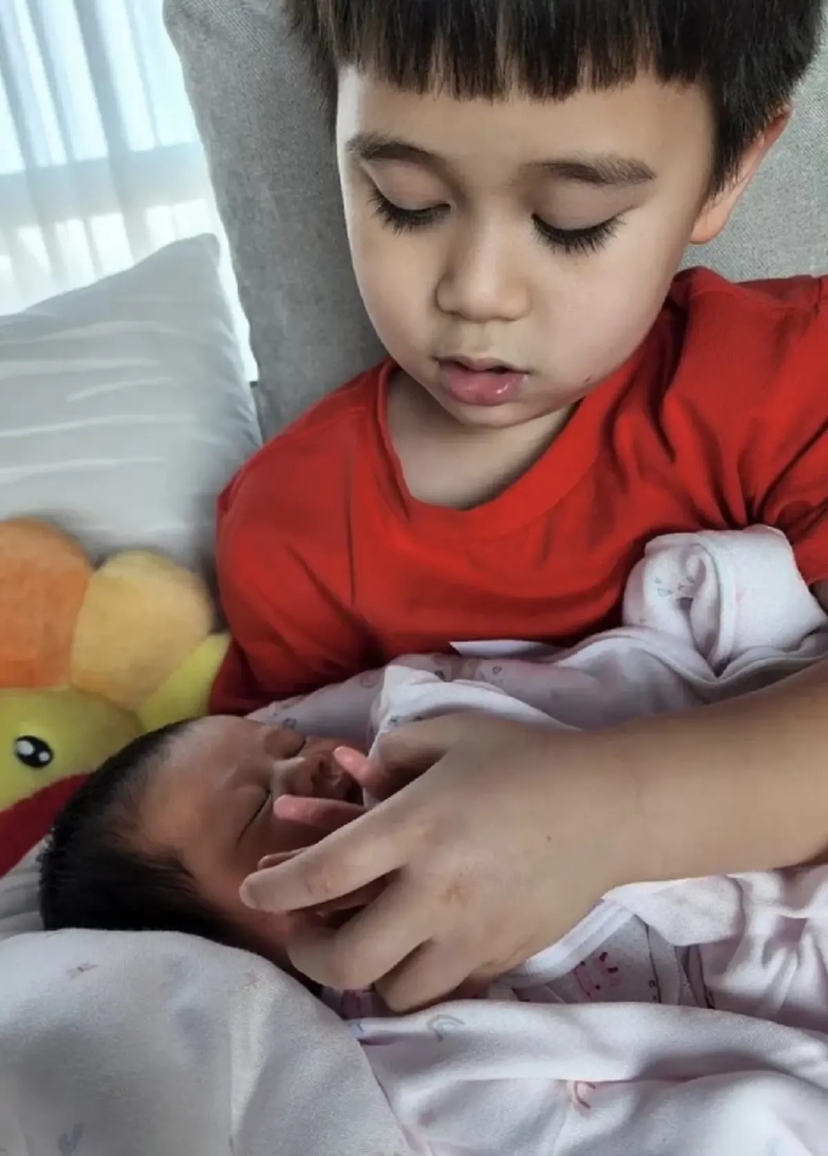 เฉลยแล้ว น้องแอบิเกล ลูกสาวหมื่นล้าน ชมพู่-น็อต หน้าเหมือนใครชัดเป๊ะ