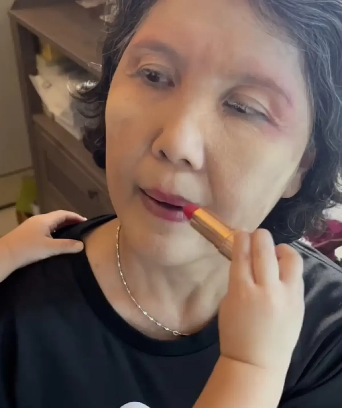  ลิเดีย พูดไม่ออกหลังเห็น น้องเดมี่ แต่งหน้าให้คุณยาย / เดมี่ แต่งหน้าให้ยาย