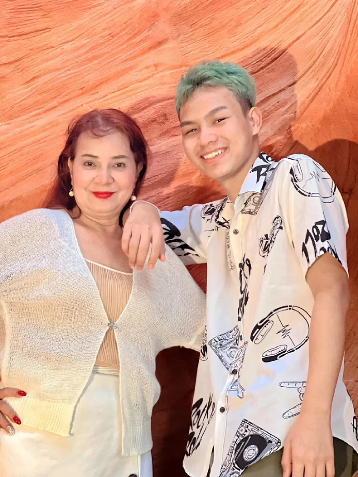  น้องเวฟ ถือของขวัญชิ้นใหญ่ไปให้ โอลีฟ กลางร้านอาหาร