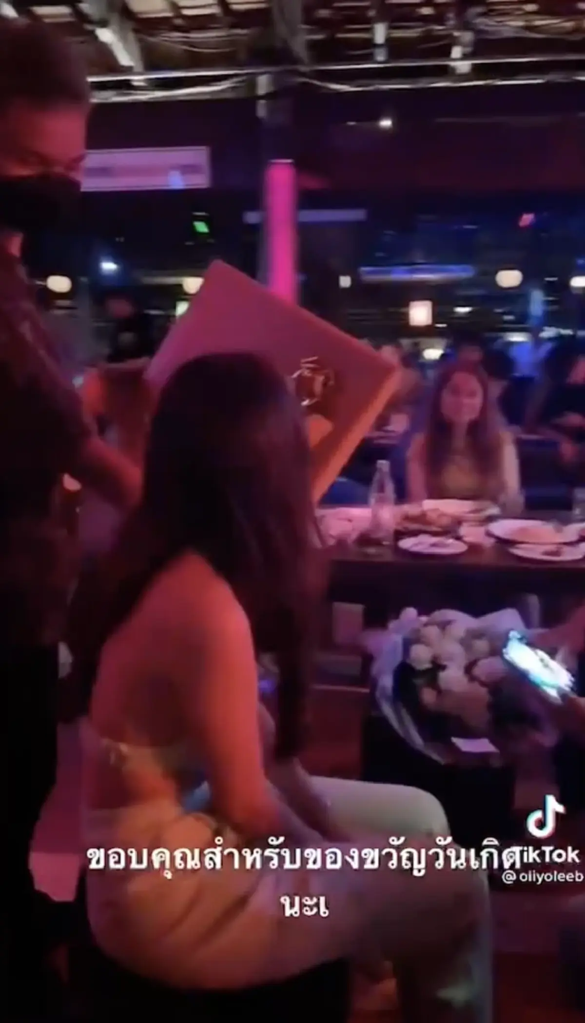  น้องเวฟ ถือของขวัญชิ้นใหญ่ไปให้ โอลีฟ กลางร้านอาหาร