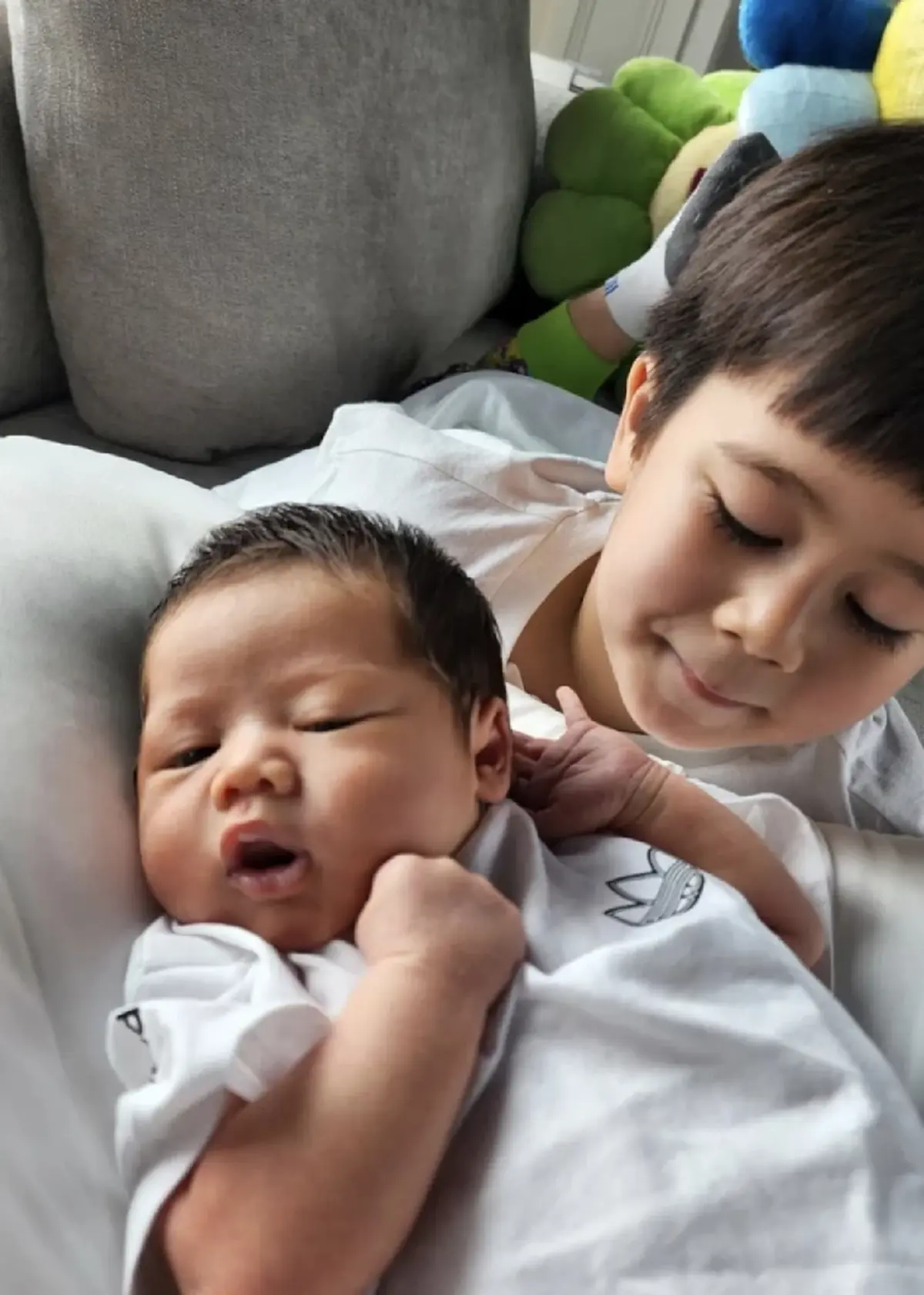 ชมพู่ อารยา โพสต์ภาพลูกสาว น้องแอบิเกล ในอ้อมกอดของพี่แฝด สายฟ้า-พายุ / น้องแอบิเกล ทายาทหมื่นล้าน 