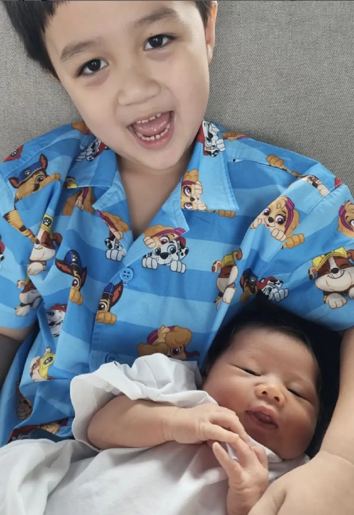 ชมพู่ อารยา โพสต์ภาพลูกสาว น้องแอบิเกล ในอ้อมกอดของพี่แฝด สายฟ้า-พายุ / น้องแอบิเกล ทายาทหมื่นล้าน 