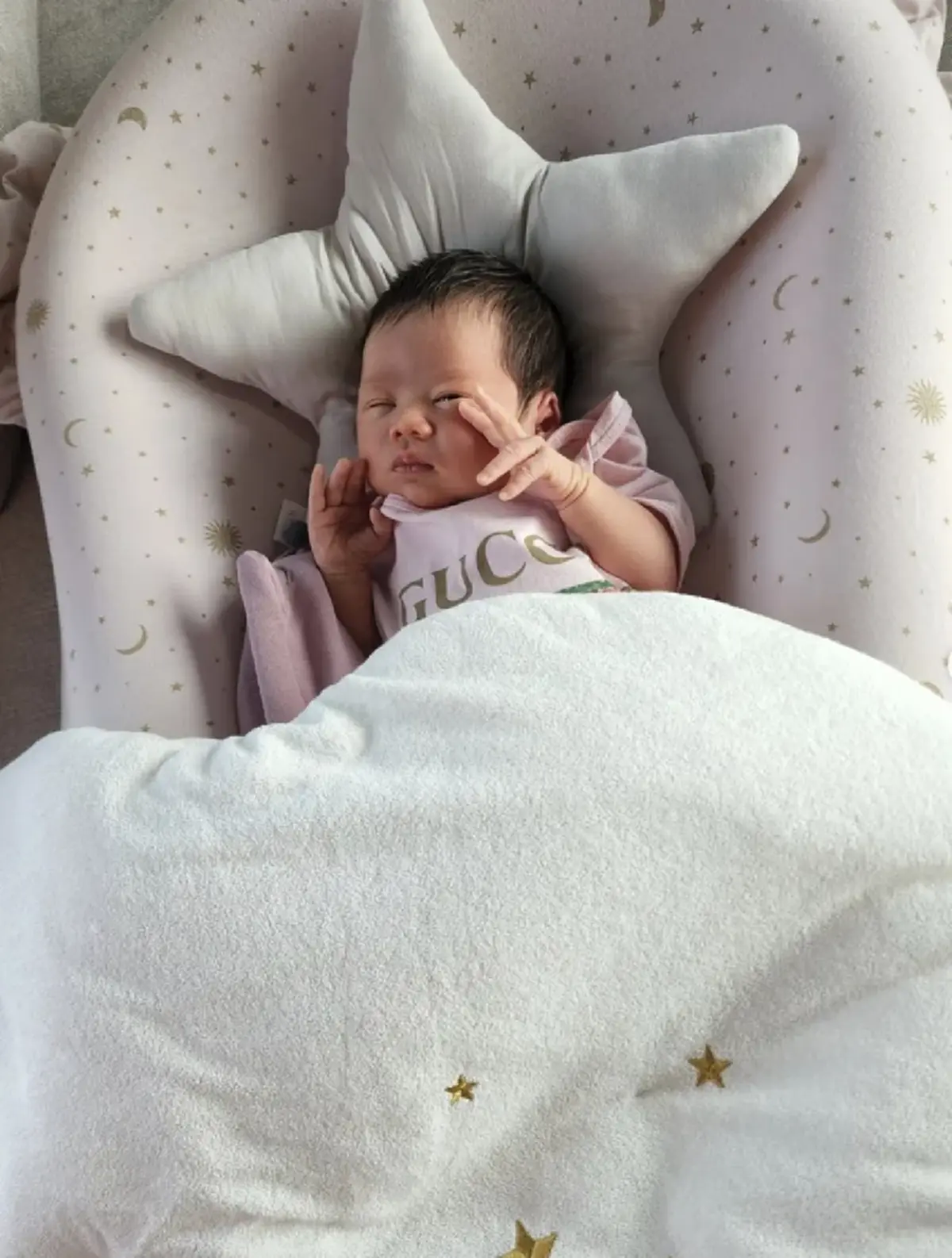 ชมพู่ อารยา โพสต์ภาพ น้องแอบิเกล ทายาทหมื่นล้าน / น้องแอบิเกล หน้าเหมือนฝรั่ง