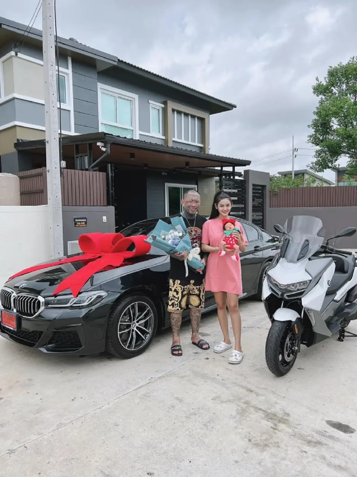 เก่ง ลายพราง  รับขวัญลูกสาว น้องจีเนียส รถหรูป้ายแดง 