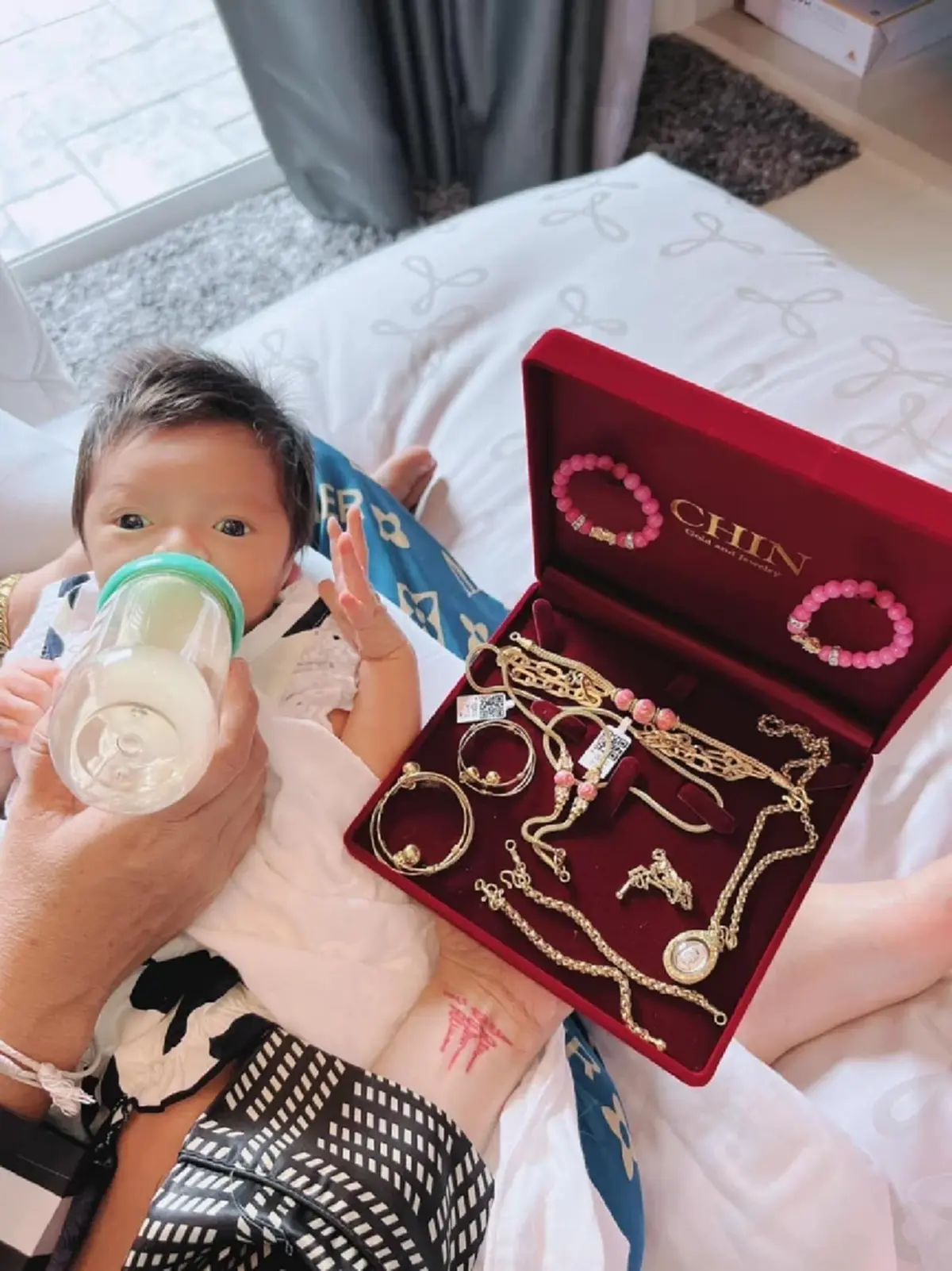 เก่ง ลายพราง ทุ่มรับขวัญลูกสาว รางวัลเป็นเด็กเลี้ยงง่าย ไม่ดื้อ