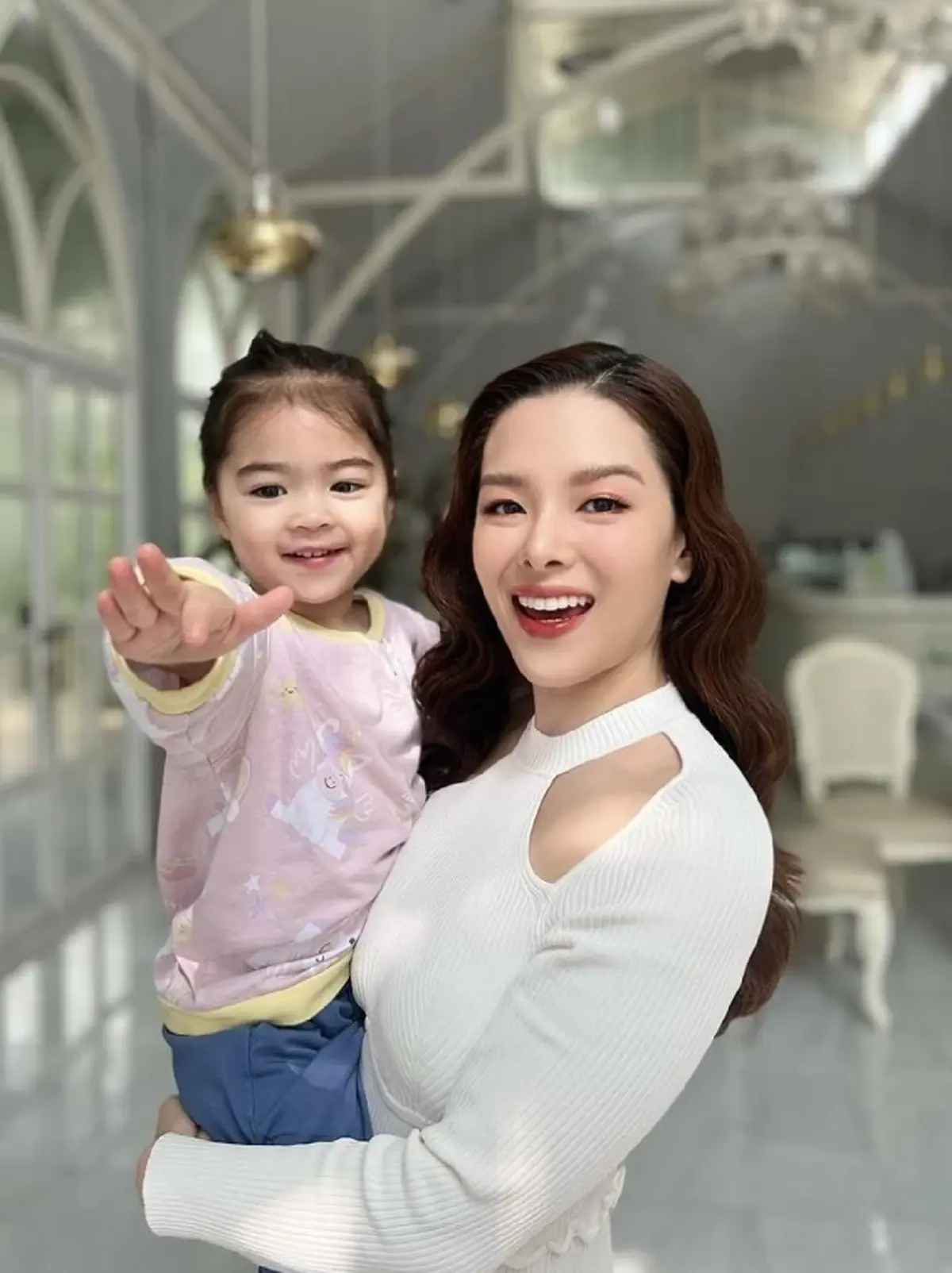 ส่องภาพล่าสุด  ลิเดีย ตั้งท้องทายาทคนที่ 3 สวย เปล่งปลั่ง กว่าเดิมมาก 