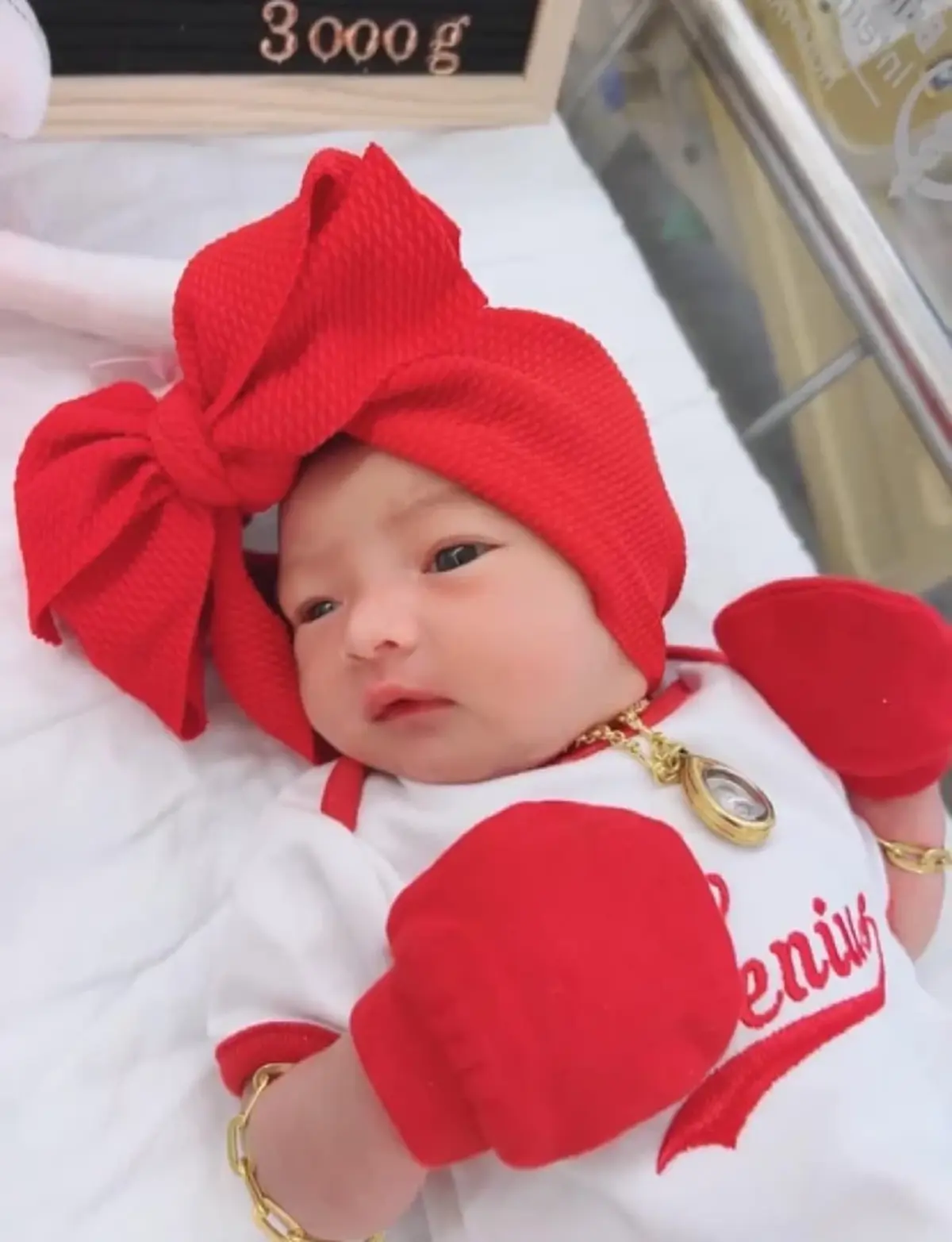 เก่ง ลายพราง น้องจอย ภรรยา คลอดลูกสาว คลอดลูก ชื่อเล่น  อุ้มลูก