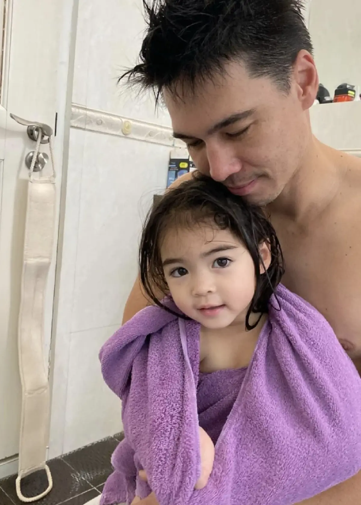 แมทธิว ดีน ใจละลาย หลังเจอลูกสาว น้องเดมี่ เข้ามาอ้อนให้อาบน้ำให้หน่อย