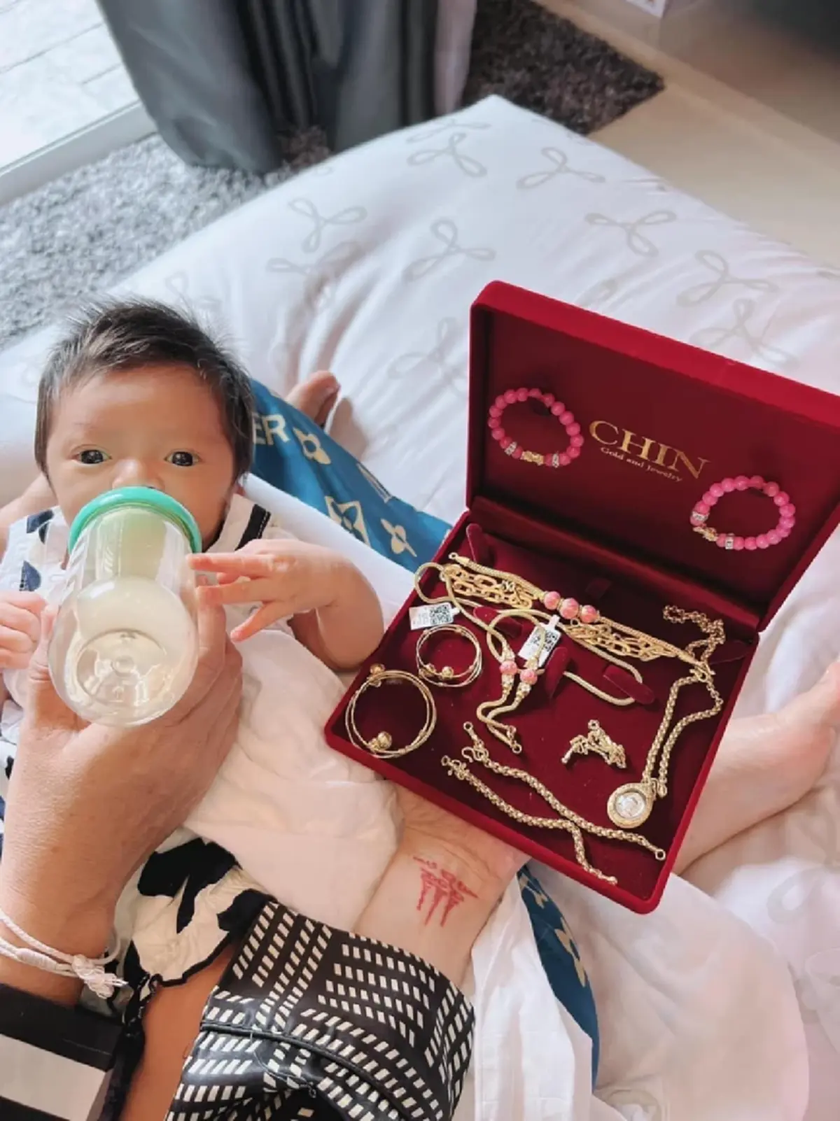 เก่ง ลายพราง ทุ่มรับขวัญลูกสาว รางวัลเป็นเด็กเลี้ยงง่าย ไม่ดื้อ