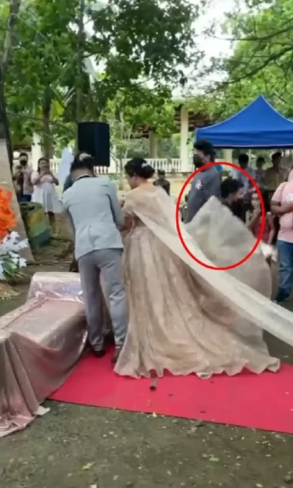 แขกตกใจแรง ยืนร่วมพิธีแต่งงาน ก่อนเจอคนปริศนา ออกมาจากใต้กระโปรงเจ้าสาว