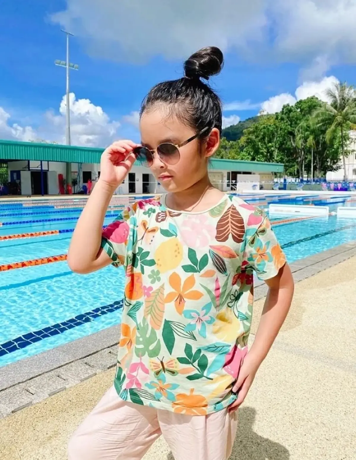  น้องปีใหม่ ยืนใส่แว่นตาให้ถ่ายรูป / ภาพล่าสุด น้องปีใหม่