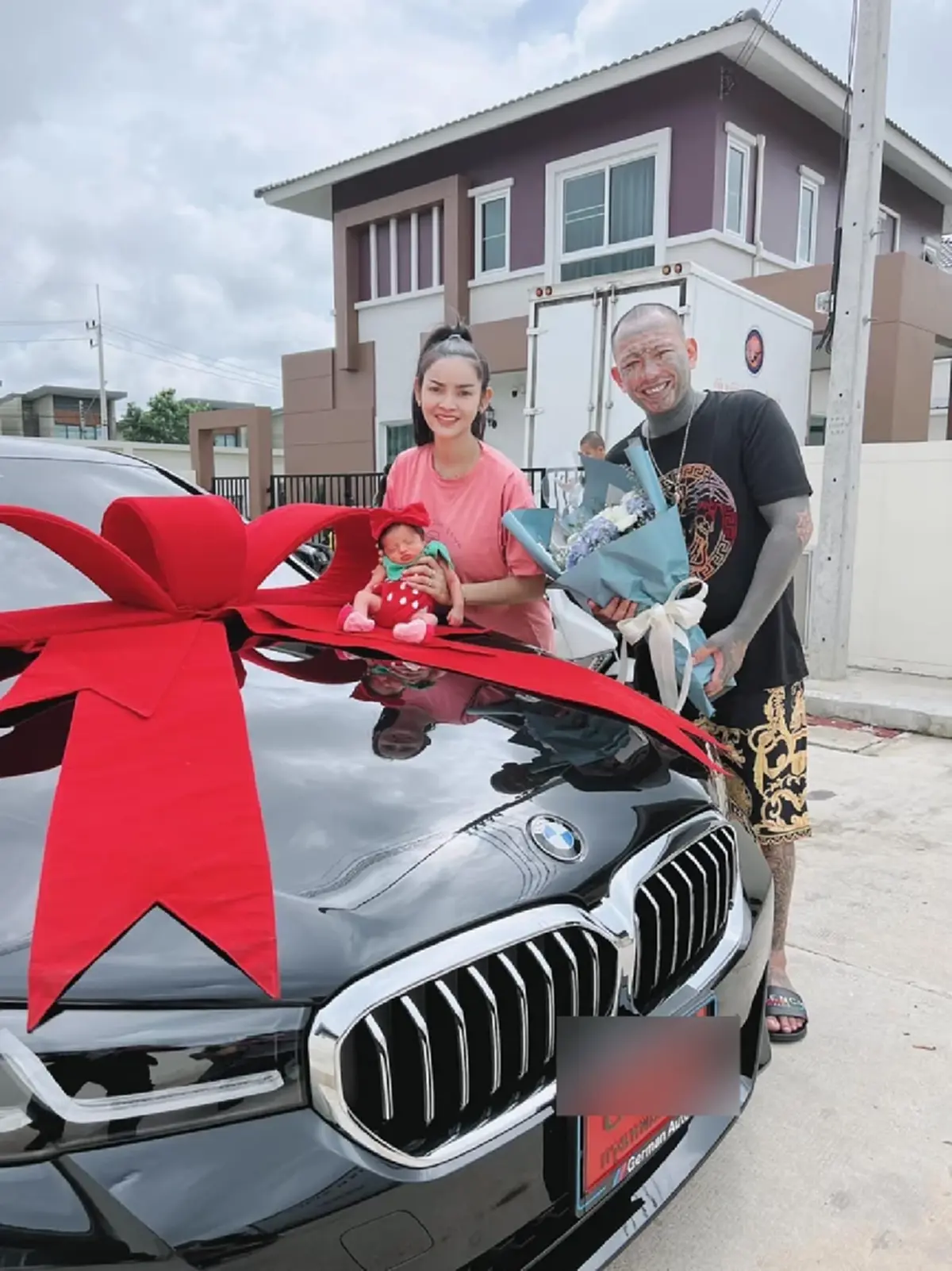 เก่ง ลายพราง  รับขวัญลูกสาว น้องจีเนียส รถหรูป้ายแดง 