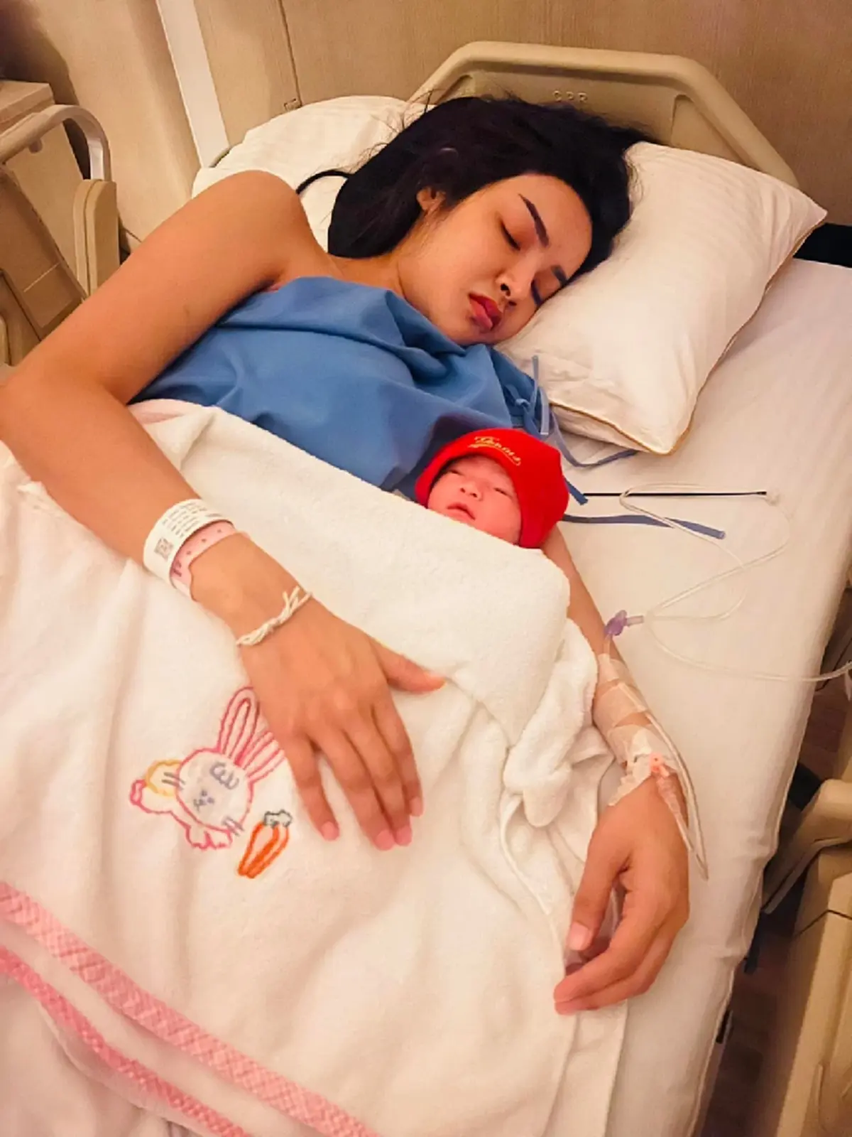 เก่ง ลายพราง น้องจอย ภรรยา คลอดลูกสาว คลอดลูก ชื่อเล่น  อุ้มลูก