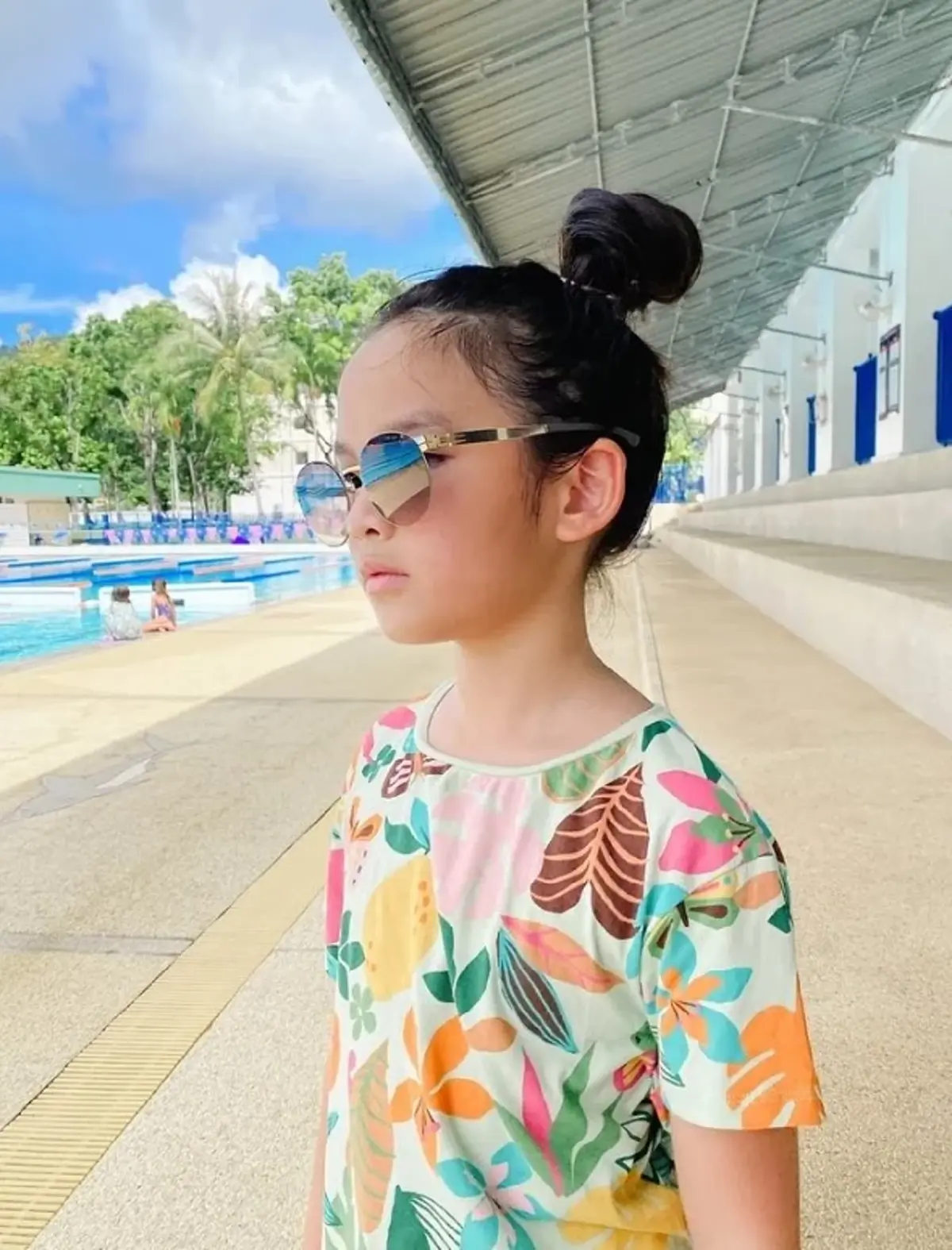  น้องปีใหม่ ยืนใส่แว่นตาให้ถ่ายรูป / ภาพล่าสุด น้องปีใหม่