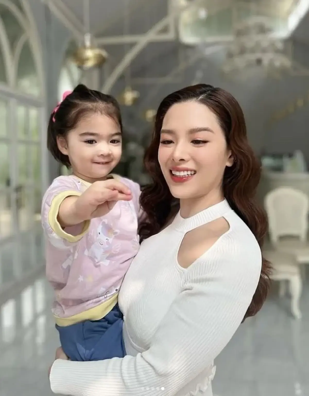 ส่องภาพล่าสุด  ลิเดีย ตั้งท้องทายาทคนที่ 3 สวย เปล่งปลั่ง กว่าเดิมมาก 