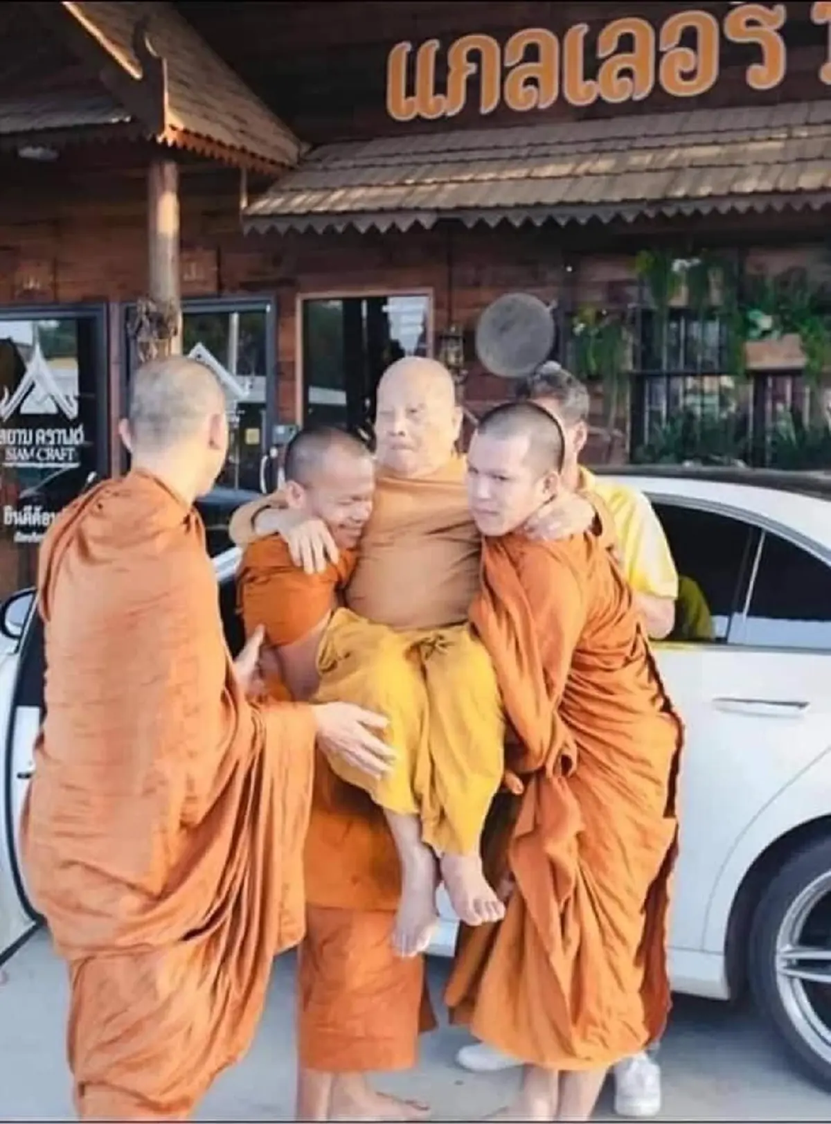 "เอมมี่ รัชฎา" โผล่ป้อง"หลวงปู่แสง" พร้อมซัดเดือดคนใกล้ชิด