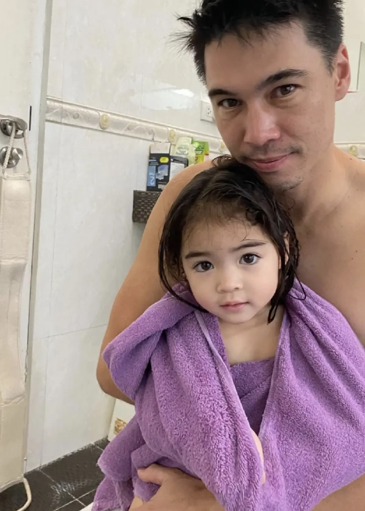 แมทธิว ดีน ใจละลาย หลังเจอลูกสาว น้องเดมี่ เข้ามาอ้อนให้อาบน้ำให้หน่อย