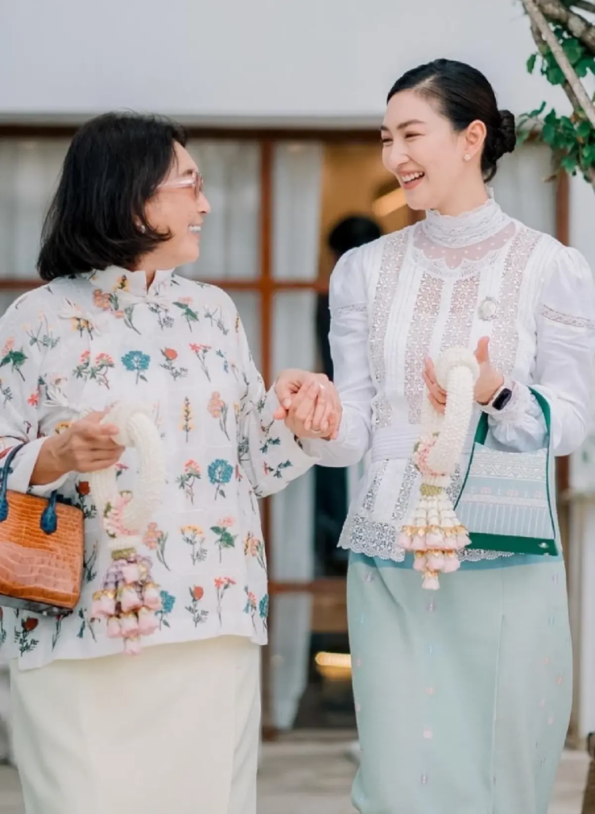 แพนเค้ก เขมนิจ พาครอบครัวทำบุญ หลังแต่งงาน เจ้าสาวป้ายแดงสวยละมุนมาก