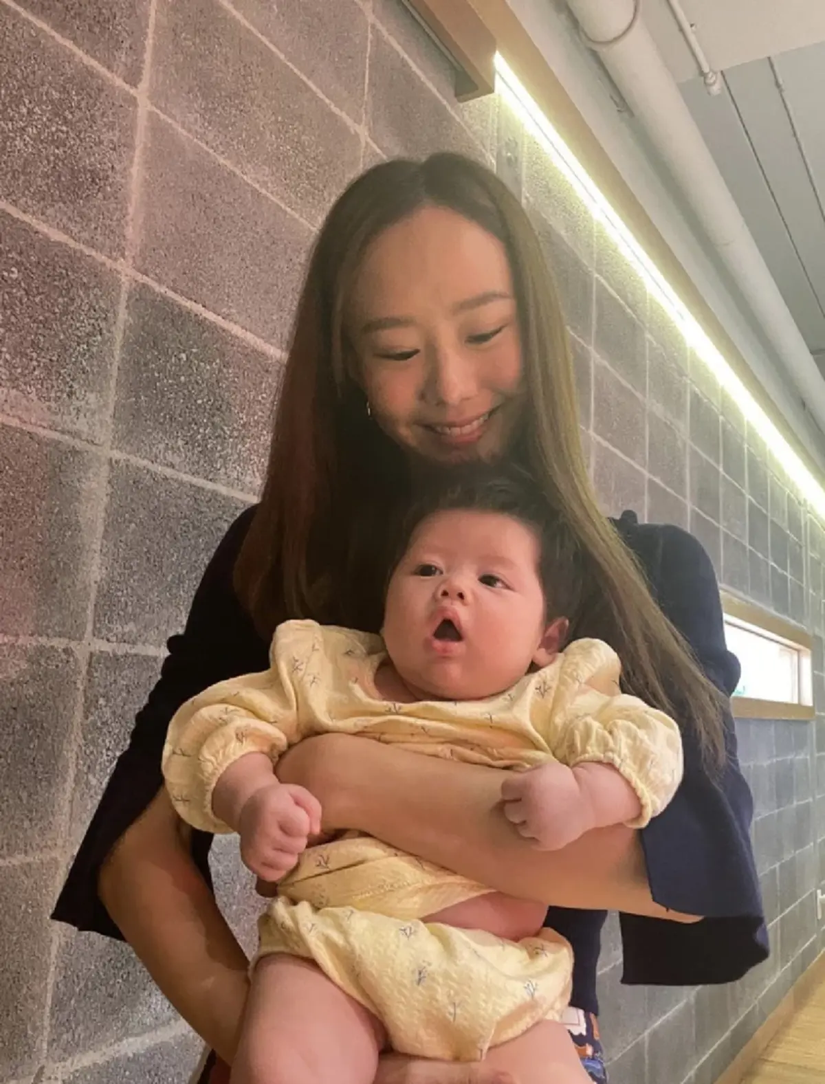 ชมพู่ อารยา พาลูกสาว น้องแอบิเกล เจอ ลุงเคน-ป้าหน่อย หลงสาวน้อยหนักมาก