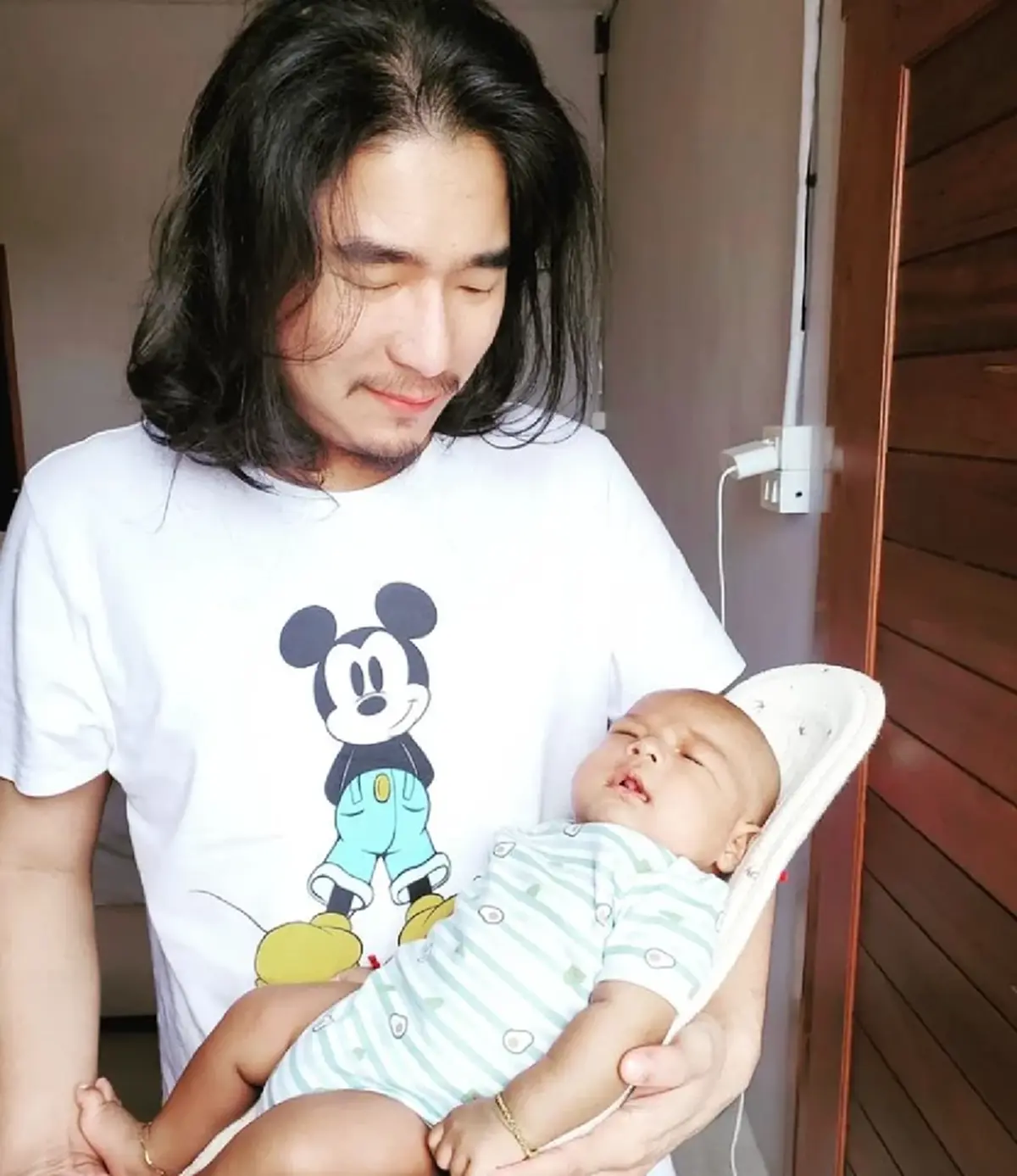 เปิดภาพ บุหรี่ ลูกชายโหน่ง  อุ้มลูกชาย  น้องบะหมี่ 