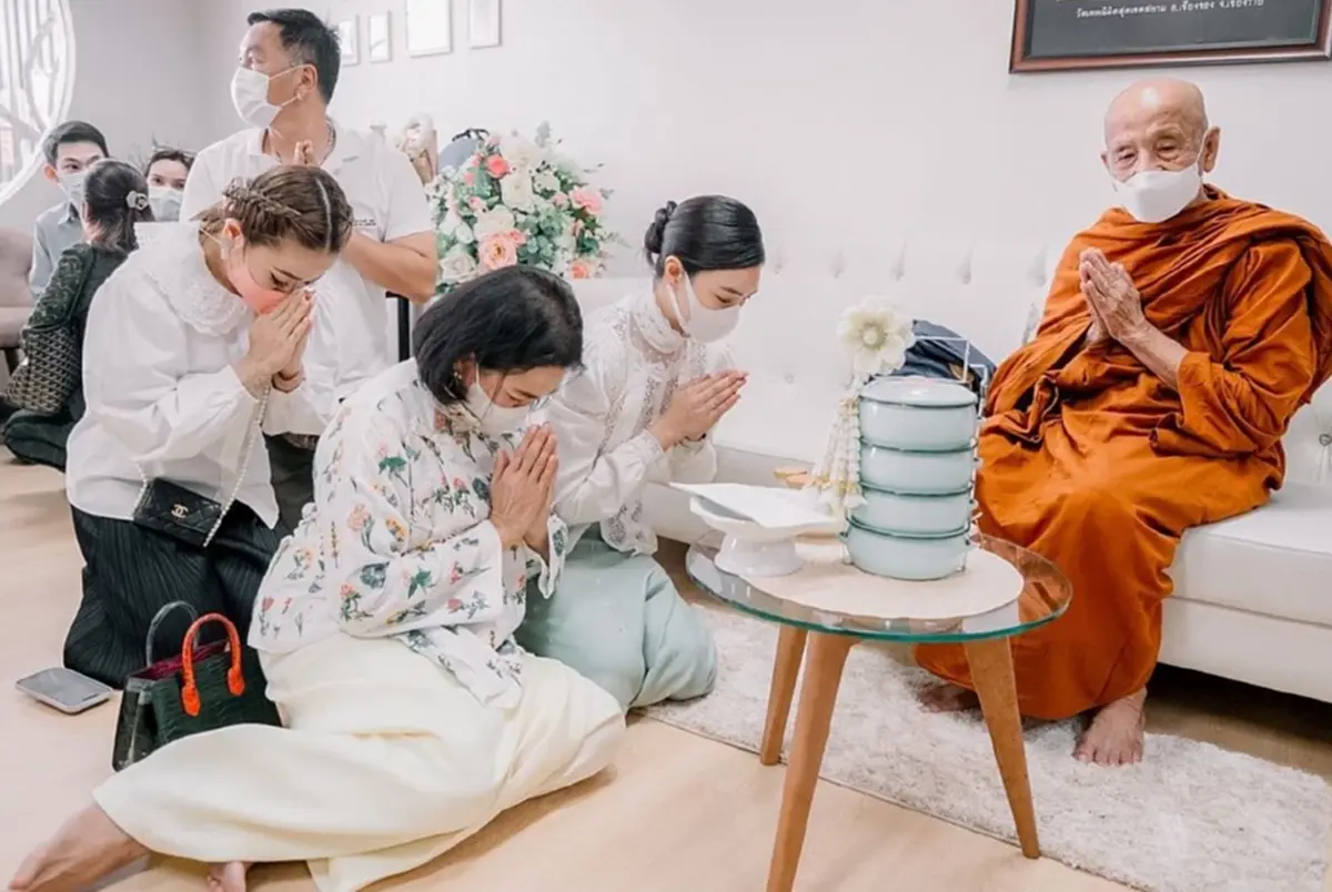 แพนเค้ก เขมนิจ พาครอบครัวทำบุญ หลังแต่งงาน เจ้าสาวป้ายแดงสวยละมุนมาก