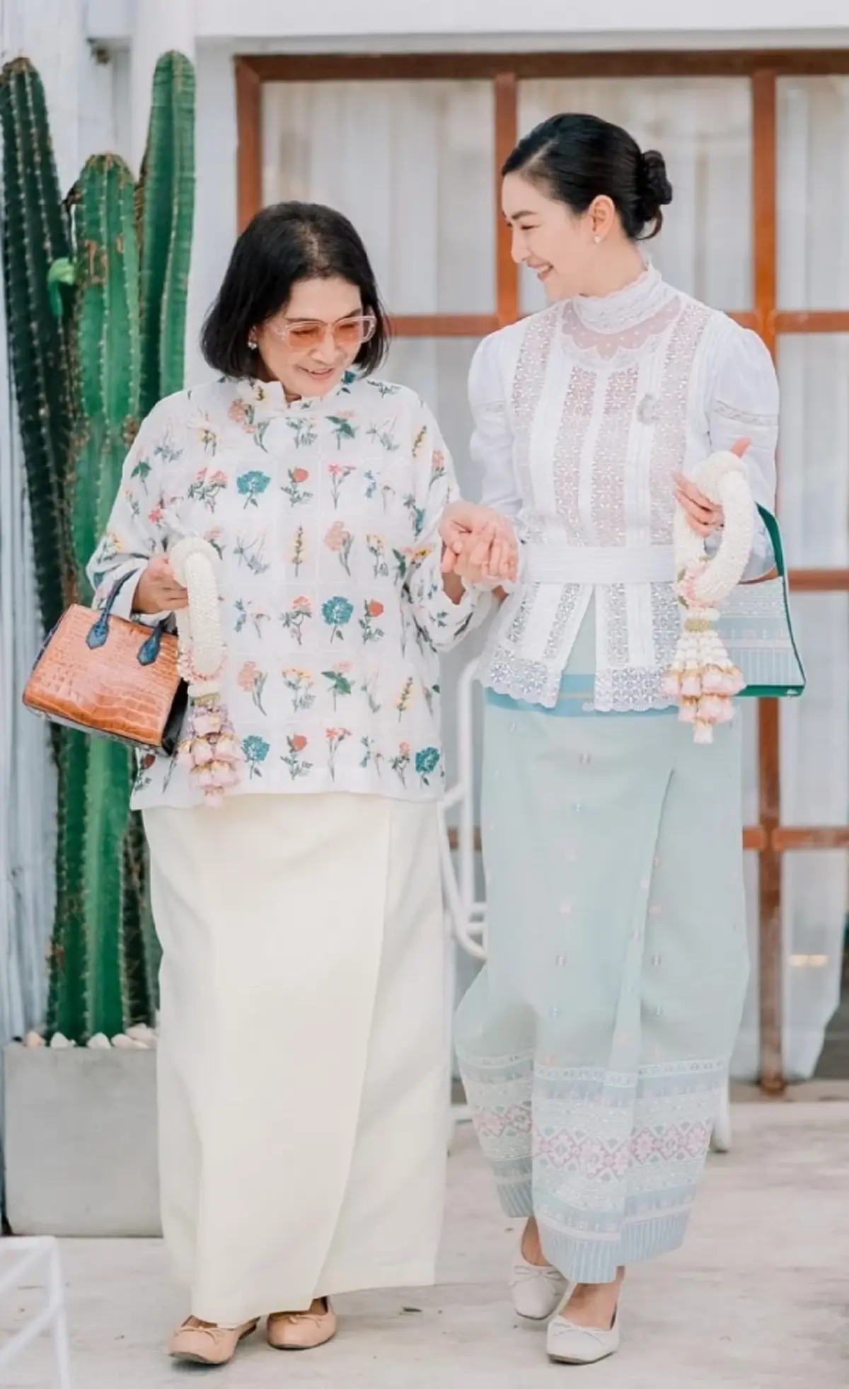 แพนเค้ก เขมนิจ พาครอบครัวทำบุญ หลังแต่งงาน เจ้าสาวป้ายแดงสวยละมุนมาก