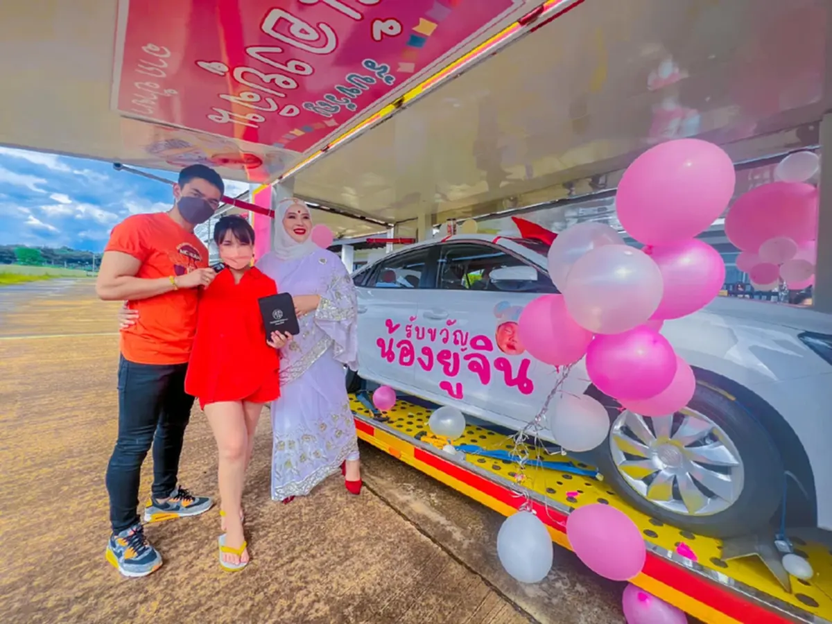  ส่องโฉมหน้า  ผู้ใหญ่ใจดี  ทุ่มรถหรูรับขวัญลูกสาว  น้องยูจิน เจนนี่ ได้หมดถ้าสดชื่น