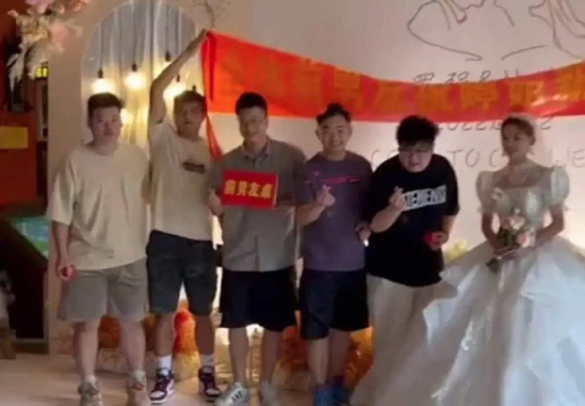 งงทั้งงานแต่ง อยู่ๆ มีชาย 9 คน เดินขึ้นเวที กับเจ้าสาว ก่อนความจริงเปิดเผย