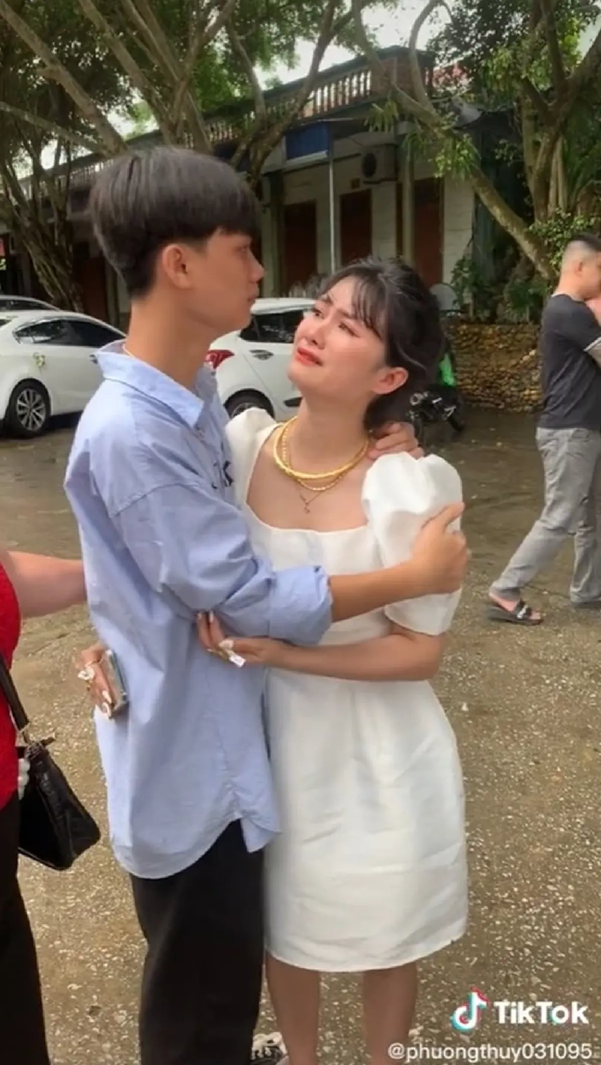 แขกตกใจ หนุ่มปริศนาบุกงานแต่ง กอดเจ้าสาวไม่ปล่อย แท้จริงเบื้องหลังเศร้า