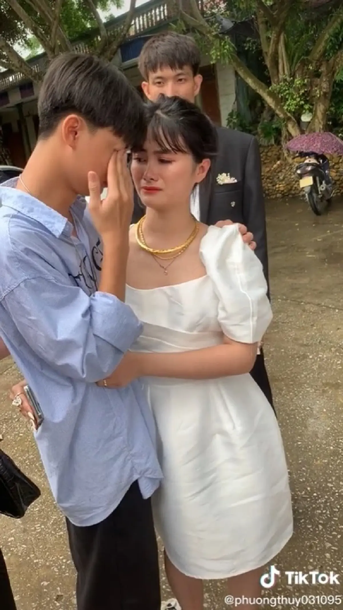 แขกตกใจ หนุ่มปริศนาบุกงานแต่ง กอดเจ้าสาวไม่ปล่อย แท้จริงเบื้องหลังเศร้า