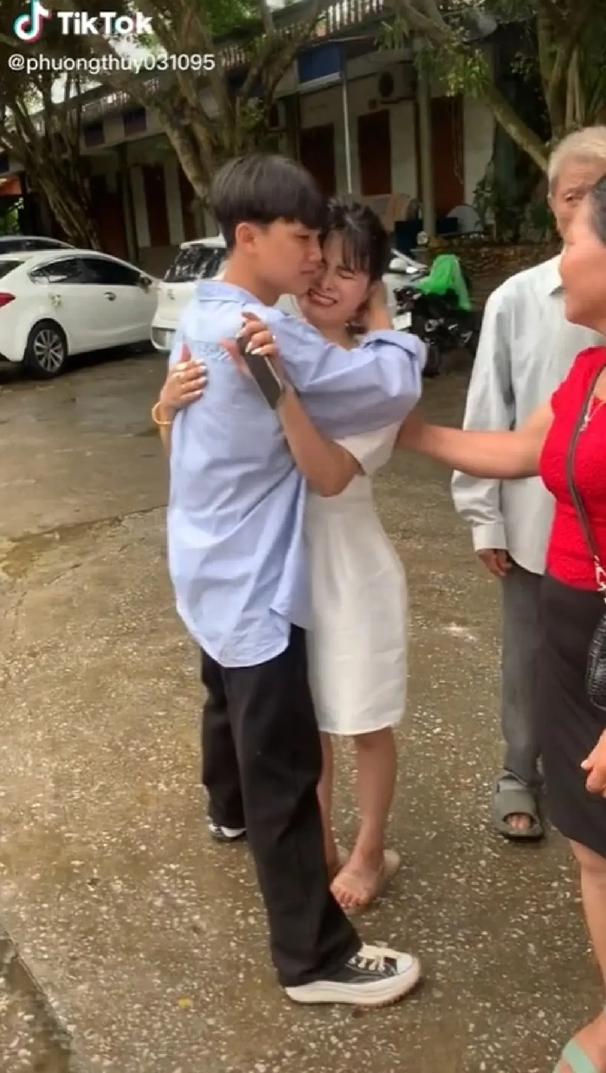 แขกตกใจ หนุ่มปริศนาบุกงานแต่ง กอดเจ้าสาวไม่ปล่อย แท้จริงเบื้องหลังเศร้า