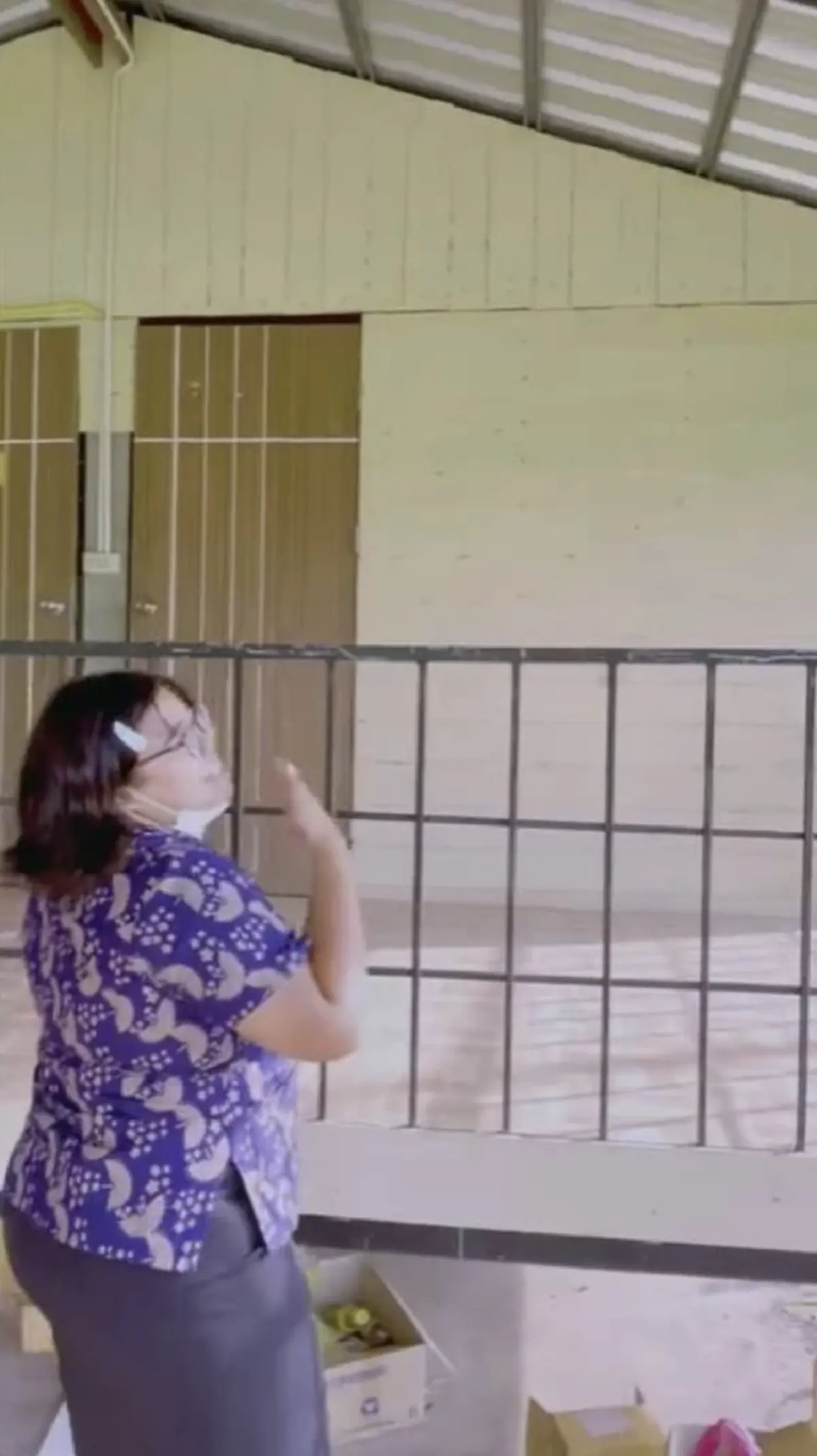 ครูเกาหัว ไปเยี่ยมบ้านนักเรียน ไม่มีใครอยู่บ้าน แต่นักเรียนบอกแม่ดูอยู่