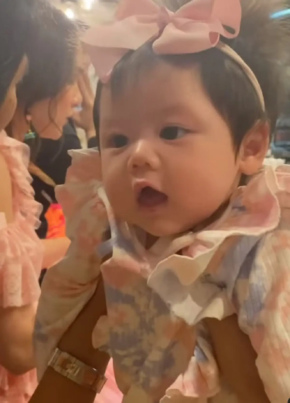 ชมพู่-น็อต เป็นเจ้ามือเลี้ยงข้าว ลุงเคน-ป้าหน่อยเจอ น้องแอบิเกล น่ารักมาก