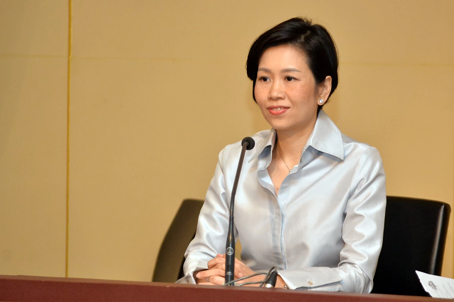 น.ส.รัชดา ธนาดิเรก