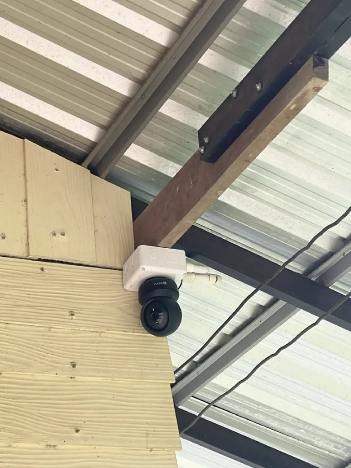 ครูเกาหัว ไปเยี่ยมบ้านนักเรียน ไม่มีใครอยู่บ้าน แต่นักเรียนบอกแม่ดูอยู่