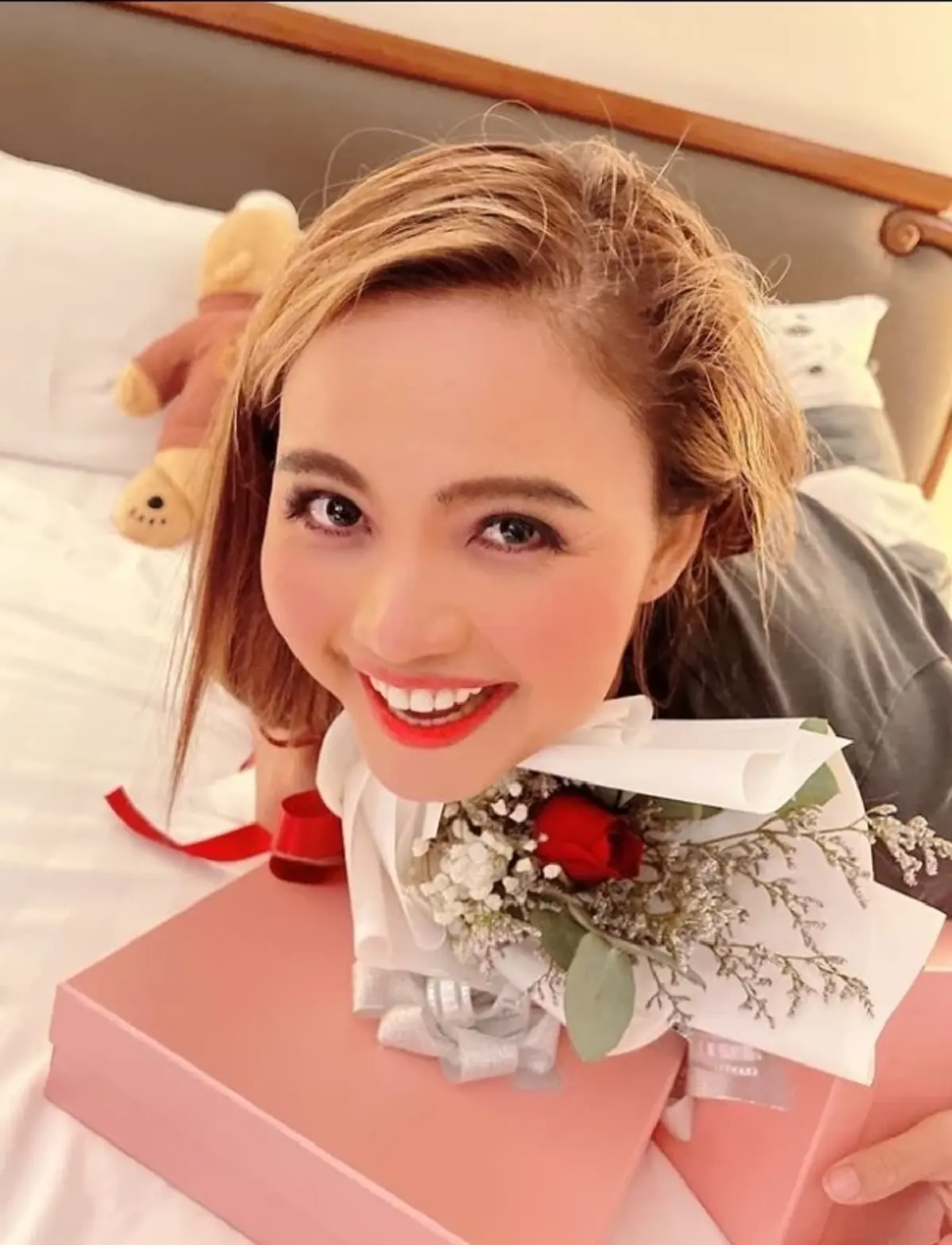 ตั๊กแตน ชลดา เปิดตัวแฟน / หนุ่มปริศนาที่ถ่ายรูปคู่ ตั๊กแตน ชลดา คือใคร
