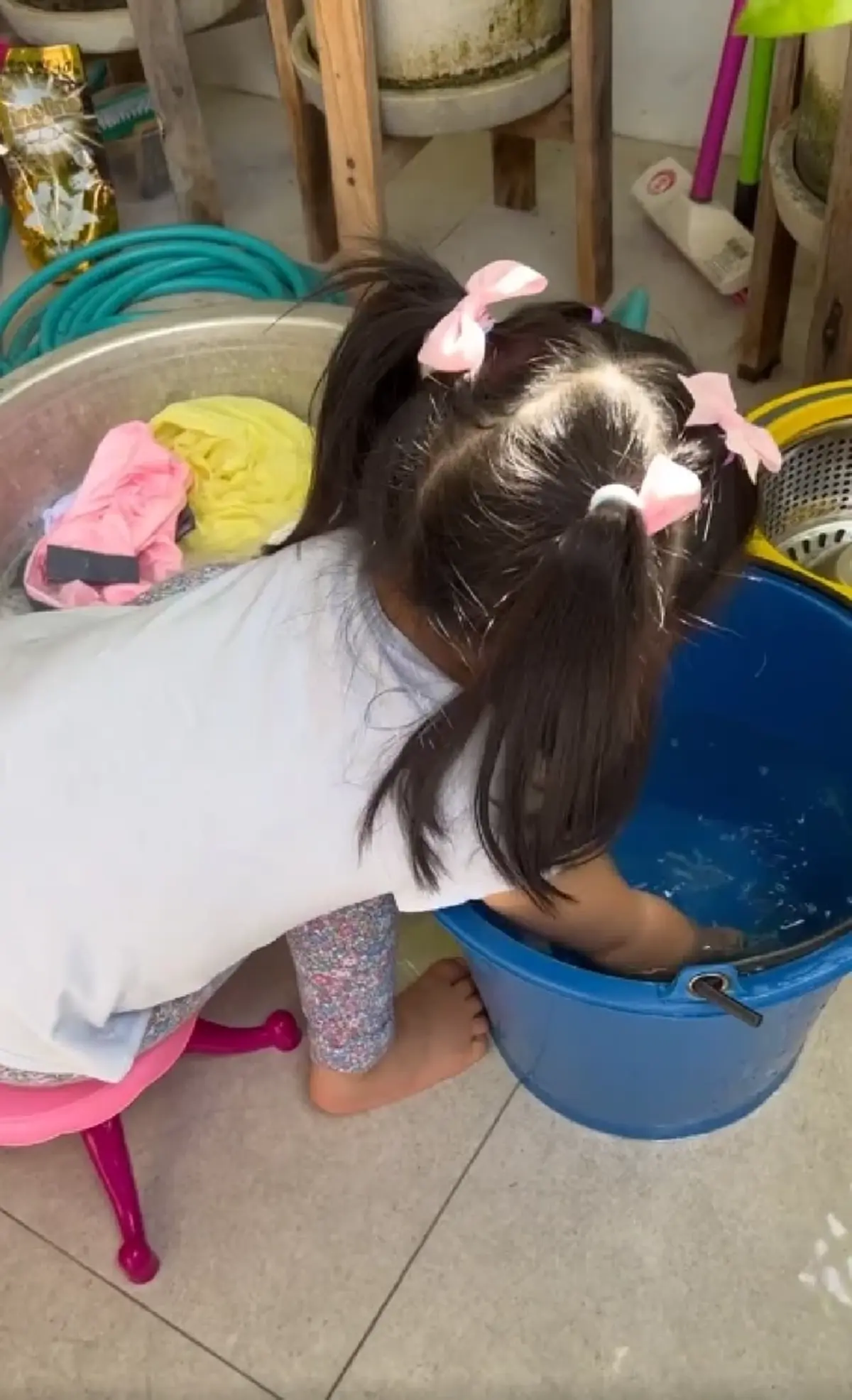 หนุ่ม ศรราม ฝึกให้ลูกสาวซักผ้าช่วยพี่เลี้ยง