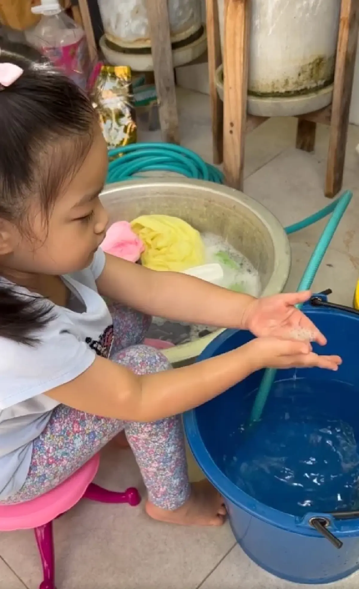 หนุ่ม ศรราม ฝึกให้ลูกสาวซักผ้าช่วยพี่เลี้ยง