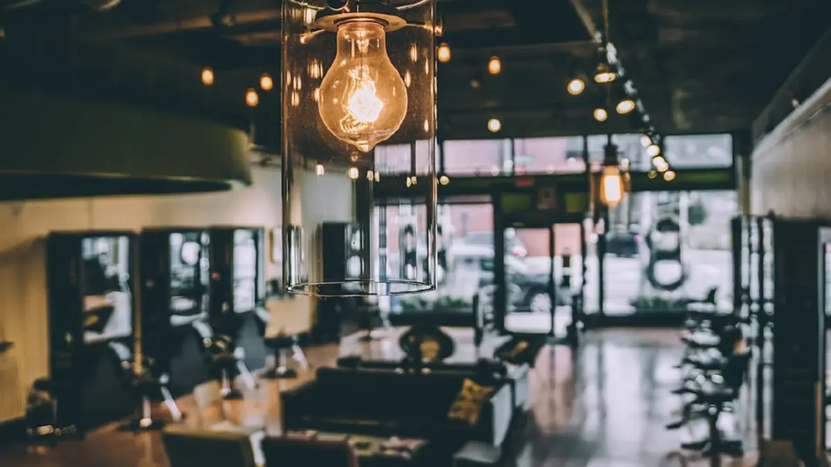เจ้าของร้านเสริมสวยโมโห โดนต่อว่าตัดผมผิดทรง จ้วงมีดใส่ดาราช่องดังดับสลดคาร้าน